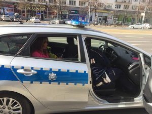 Karolina Pilarczyk siedzi w radiowozie policyjnym