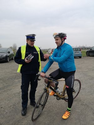 Inauguracja akcji "Bezpieczny rowerzysta - na zdjęciu znajdują się policjanci i rowerzyści