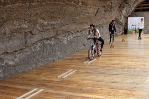 dzieci w kopalni soli w Bochni podczas przejazdu rowerem