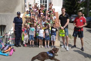 Dzieci uczą się przechodzenia przez przejście dla pieszych po okiem policjantów w towarzystwie koszykarza Trefla Sopot