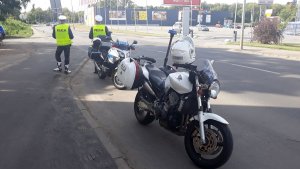 policyjny patrol motocyklowy  stoi przy jezdni