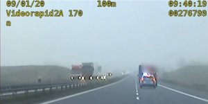 zdjęcie z videorejestratora obrazujące autostradę z samochodami