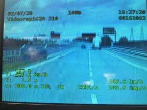 zdjęcie z wideorejestratora, które pokazuje prędkość z jaką jechał ukarany kierowca