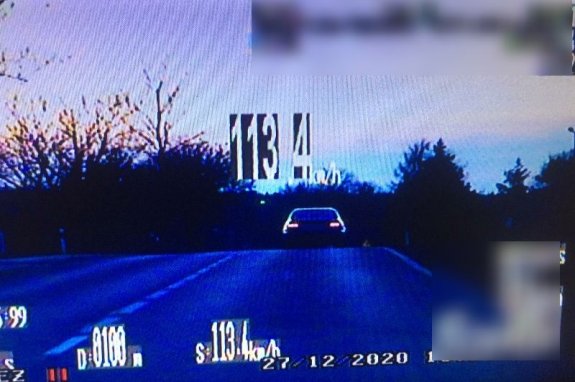 zdjęcie przedstawia samochód jadący droga o zmroku, jest to tzw. Stopklatka z policyjnego wideorejestratora, widać na nim również prędkość, z którą porusza się kierowca, wynosiła ona 113 km/h