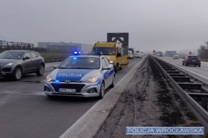 radiowóz policyjny marki honda znajdujący się na autostradzie