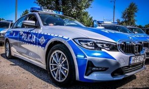 zbliżenie oznakowanego radiowozu policyjnego marki BMW