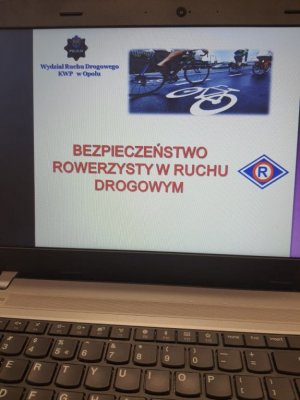 zdjęcie przedstawia tytułowy slajd z prezentacji multimedialnej, na którym widnieje napis Bezpieczeństwo rowerzystów w ruchu drogowym