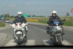 dwie osoby jadące obok siebie na motocyklu