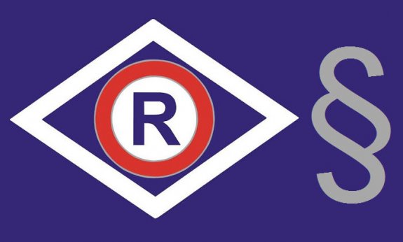 Znak służby ruchu drogowego. Znak ma kształt rombu. W środku znajduje się białe koło, w którym widnieje duża litera R. Białe koło otoczone jest czerwoną obwódką. Całość znajduje się na tle granatowego rombu, który ma białą szeroką obwódkę, a następnie cienką granatową.
Z prawej strony znaku znajduje się symbol paragrafu.