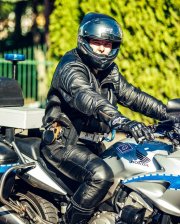 zdjęcie - sierż. szt. Marcin Tetera na policyjnym motocyklu