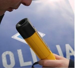 urządzenie do wykrywania alkoholu w organizmie stosowane przez policje ruchu drogowego, jest w kolorze żółtym i wyglądem przypomina latarkę