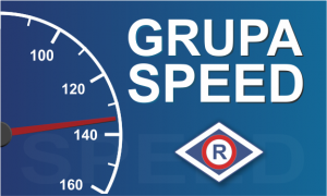po lewej stronie prędkościomierz, po prawej stronie napis GRUPA SPEED, poniżej niego - symbol graficzny w kształcie rombu z wpisaną literą R