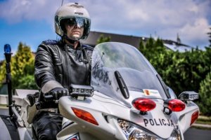 zbiliżenie policjanta ruchu drogowego na motocyklu