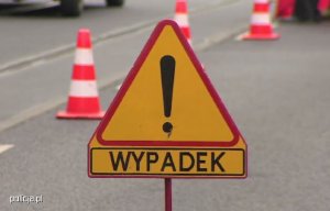Znak drogowy żółty  w kształcie trójkąta, na środku znaku wykrzyknik