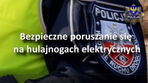 zbliżenie policyjnego munduru a na jego tle napis: Bezpieczne poruszanie się na hulajnogach elektrycznych