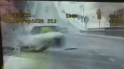 stop klatka z filmu zamieszczonego pod tekstem, widać samochód, który uderzył w barierki