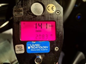 zjęcie pokazuje ekran laserowego miernika prędkości, na którym wyświetlona jest liczba kilometrów z jaką jechał kierujący pojazdem, jest to wartość 141 km