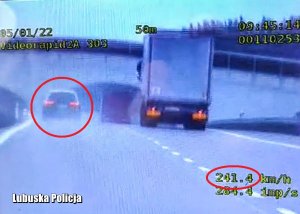 zdjęcie z policyjnego wideorejestratora, widać na nim  tył dwóch samochodów jadących autostradą, ciężarówki i samochodu osobowego
