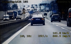 stop klatka z wideorejestratora, na zdjęciu widać dwupasmową drogę, na której jest duże natężenie ruchu