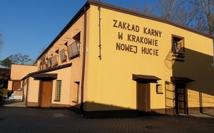 budynek jednopiętrowy w kolorze żółtym, na którym widnieje napis: Zakład Karny w Krakowie Nowej Hucie