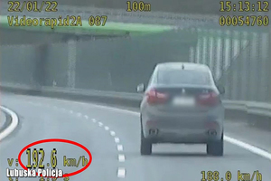 stopkatka z policyjnego wideorejestratora, widać szary samochód, wyświetla się prędkość z jaka eis porusz tj. 192,6 km/h