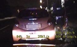 zdjęcie z policyjnego wideorejestratora na którym widać tył szarego samochodu jadącego po drodze