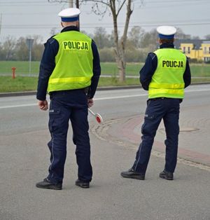 dwóch policjantów ruchu drogowego stoi przy drodze