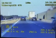 zdjęcie z policyjnego wideorejestratora na którym widać wyświetlaną prędkość 195 km/h i jadące samochody