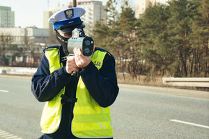 policjant z wideorejestratorem obserwuje drogę