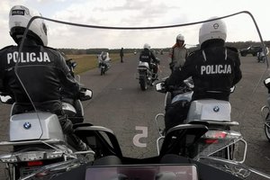 grupa policjantów na motocyklach marki BMW