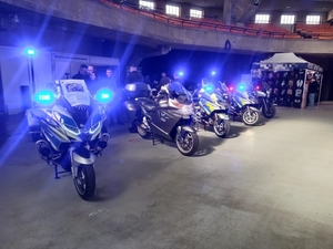 Kilka motocykli stojących w rzędzie w hali targowej