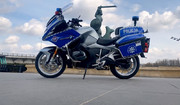 Obraz przedstawia motocykl policyjny.