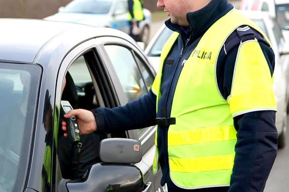 Policjant kontroluje kierowcę samochodu