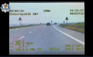 Na zdjęciu widać obraz z rejestratora prędkości: drogę oraz pojazd