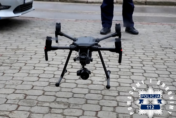 Na zdjęciu znajduje się dron