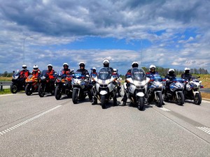 Na zdjęciu widać grupę motocyklistów - policjantów i ratowników medycznych.