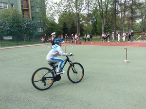 Dziecko na rowerze w miasteczku ruchu drogowego