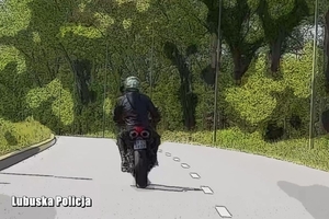 Zdjęcie przedstawia motocyklistę  na drodze.