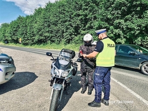 Na zdjęciu znajduje się policjant i motocyklista.