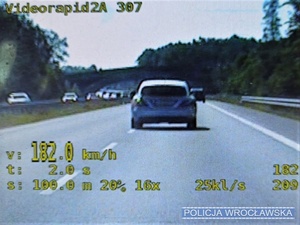 Na zdjęciu z wideorejestratora widać prędkość pojazdu - 182 kilometry na godzinę