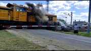 Na zdjęciu widać lokomotywę, która uderza w samochód pozostawiony na przejeździe kolejowym.