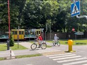 miasteczko ruchu drogowego po którym jeździ dwójka dzieci na rowerach