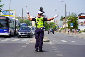 policjant kieruje ruchem na ruchliwej drodze