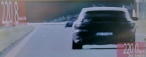 zdjęcie z policyjnego wideorejestratora, na którym widać sylwetkę samochodu z tylu i