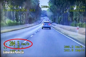 zdjęcie z policyjnego wideorejestratora, na którym widać samochód osobowy z tyłu i wyświetla się prędkość 20-4 km/h