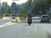 motocyklista jadący po jezdni