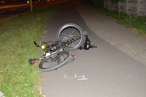 rower leżący na drodze dla rowerów w scenerii wieczorowo-nocnej