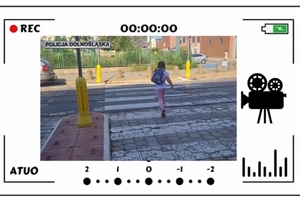 dziewczynka z tornistrem biegnie przez przejście dla pieszych