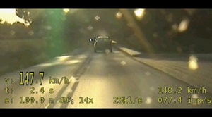 zdjęcie z wideorejestratora, ciemny samochód widziany z tyłu
