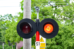 zbliżenie sygnalizatora kolejowego, na którym pali się światło czerwone
